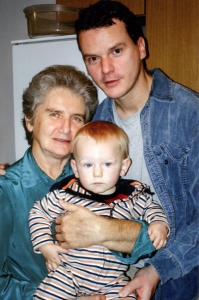 USC kidney researcher Janos Peti-Peterdi with his mother Erzsebet and son Bence in 2004. His mother’s struggle with kidney disease inspired Peti-Peterdi’s carer path.