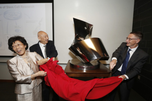 From left, philanthropists Amy Choi, Kin-Chung Choi and USC’s stem cell research center director Andy McMahon unveil a sculpture donated by the Choi Family Foundation, June 10, 2016, on the Health Sciences Campus.