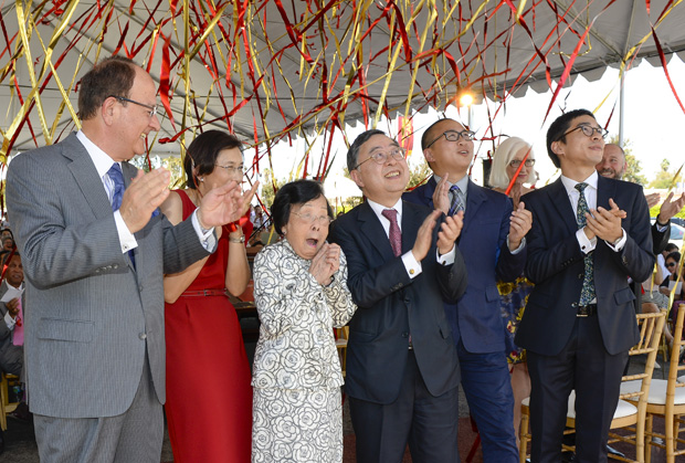 From left: USC President C.L. Max Nikias, Barbara Chan, T.H. Chan, University Trustee Ronnie Chan, Adley Chan and Adriel Chan watch as the new building name is unveiled during the celebration of the naming of Mrs.T.H. Chan Division of Occupational Science and Occupational Therapy on the USC Health Science Campus on  Sept. 17. (Photo/ Gus Ruelas)