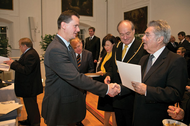 USC scientist Janos Peti-Peterdi receives  congratulations from Austrian President Heinz Fischer. 