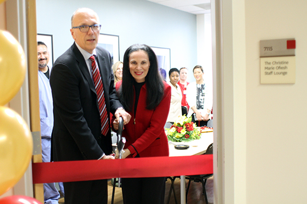 CEO Tom Jackiewicz and Christine Marie Ofiesh, ’74, cut the ribbon to a new break room for nurses at Keck Hospital.