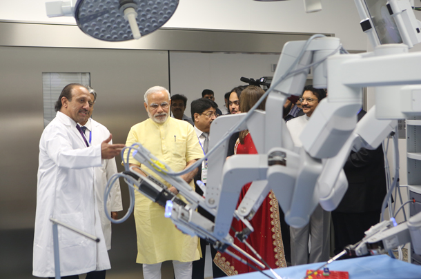 Inderbir Gill of USC discusses robotic surgery with India’s Prime Minister Narendra Modi at Sir H.N. Reliance Hospital in Mumbai.
