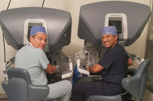 Surgeon Rene Sotelo, left, has joined the team of robotic surgery experts at the USC Institute of Urology led by Inderbir S. Gill, right. 