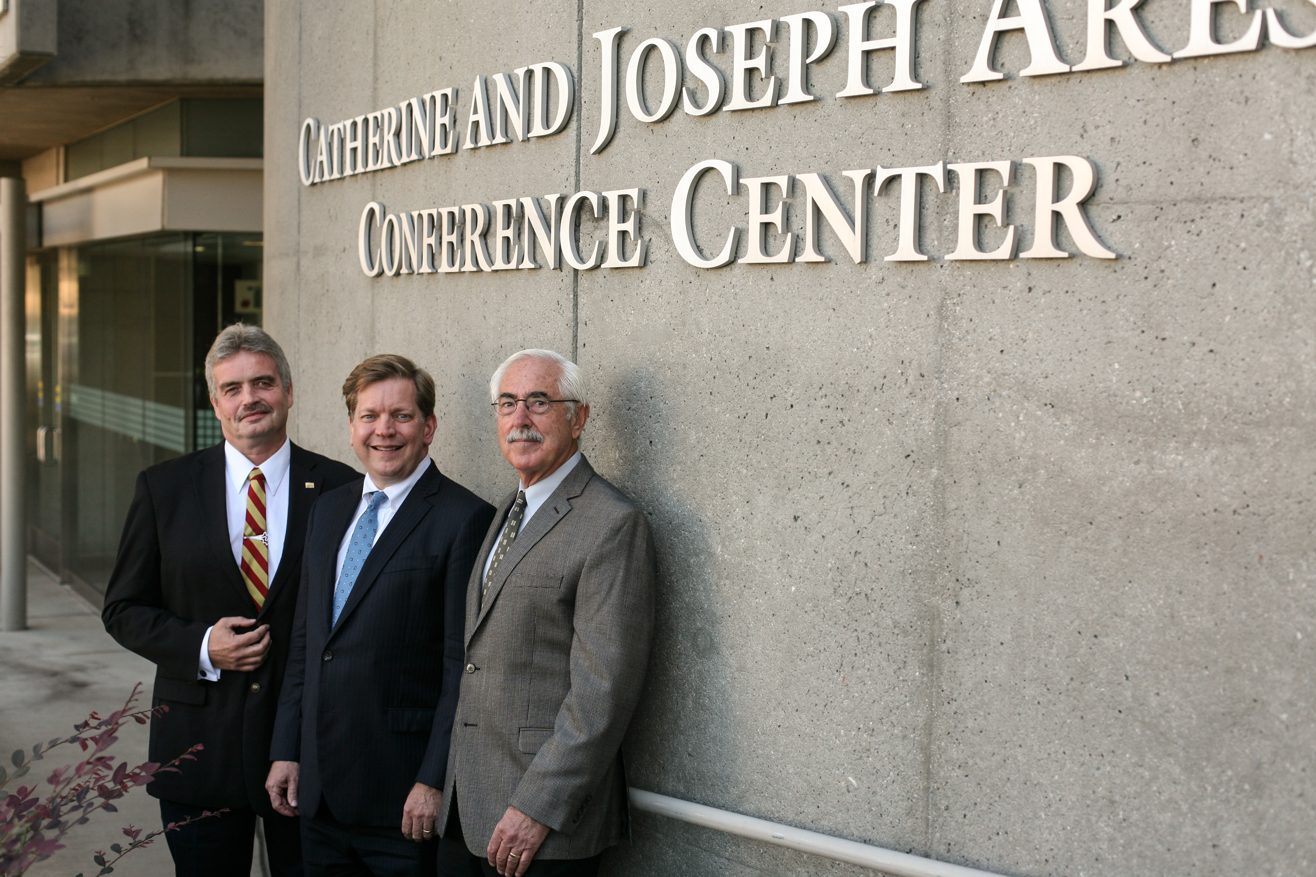 Speaker Martin Kast, left, pauses before the USC Norris Ambassadors lecture with hosts Stephen B. Gruber and Art Ulene.