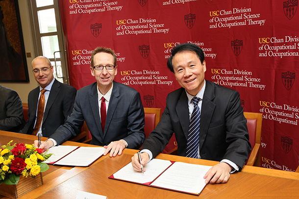 USC Provost Michael Quick and Peking University Health Science Center President Qimin Zhan formalize the partnership between the two institutions. 