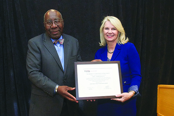 J. Jacques Carter, past-president of the Harvard T.H. Chan Alumni Association and chair of the Nominations Committee, presents Carol Peden with the 2016 Public Health Innovator Award.