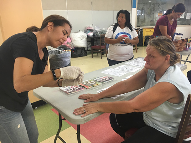 Volunteers interact with patrons at the Downtown Women’s Center and Union Rescue Mission during the second annual Keck Advancement Day of Service.