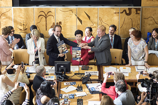Working Group Co-Chair Tarja Halonen, former President of Finland, officially hands over the Working Group report to High Commissioner for Human Rights, Zeid Ra'ad al Hussein and WHO Director-General, Margaret Chan.