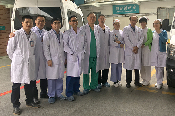 Health care professionals from Nanshan Hospital join 
Keck Medicine of USC physicians Kenji Inaba, fourth from left; Jay Zhu, fifth from left; Carl Chudnofsky, fifth from right; and Demetrios Demetriades, third from right.