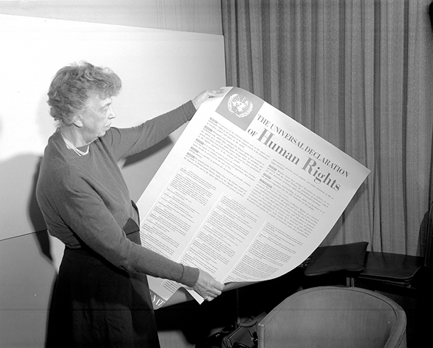 Eleanor Roosevelt holds a Universal Declaration of Human Rights poster in English, Nov. 1, 1949, at Lake Success, New York.

 
UN Photo

01 November 1949