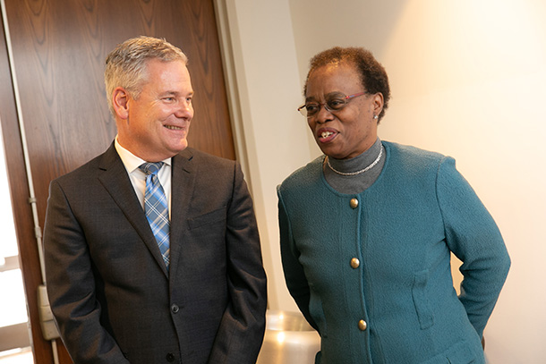 USC Interim President Wanda Austin, right, visits with Keith Hobbs, CEO of USC Verdugo Hills Hospital to speak at the Keck Medicine of USC-CHLA Healthcare Leadership Academy on Jan. 11.