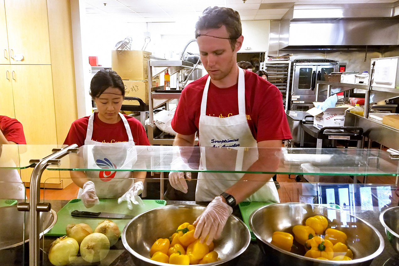 Medical students Kristen Park and Nathan Kohrman prepare food at the Downtown Women's Center.