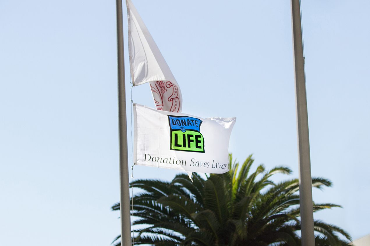 A windblown flag reads, Donate life, donation saves lives