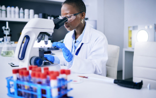 A Keck School of Medicine of USC student does research for her studies with the Department of Cancer Biology.